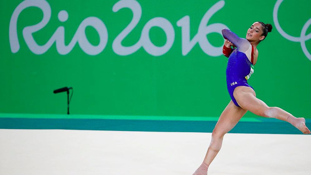 Runners help each other after fall, lifting Olympic spirit