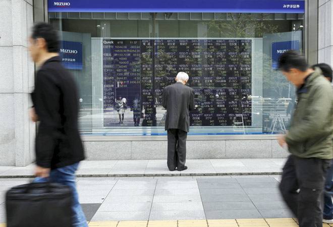 Tokyo: Nikkei falls on strong yen trend