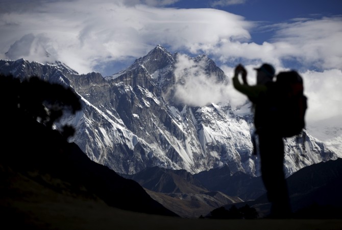 Indian couple given climbing ban for fake Everest summit photos