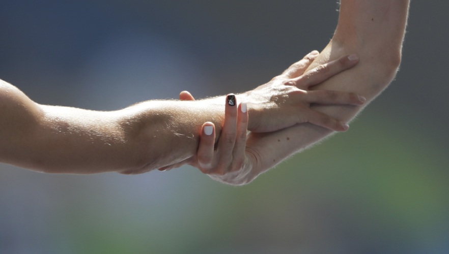 Runners help each other after fall, lifting Olympic spirit