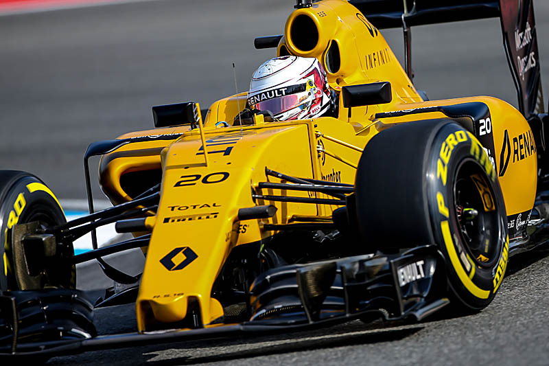 Magnussen limps away from nasty F1 crash