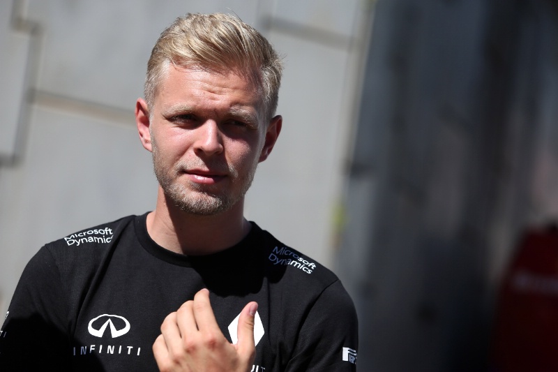 Magnussen limps away from nasty F1 crash