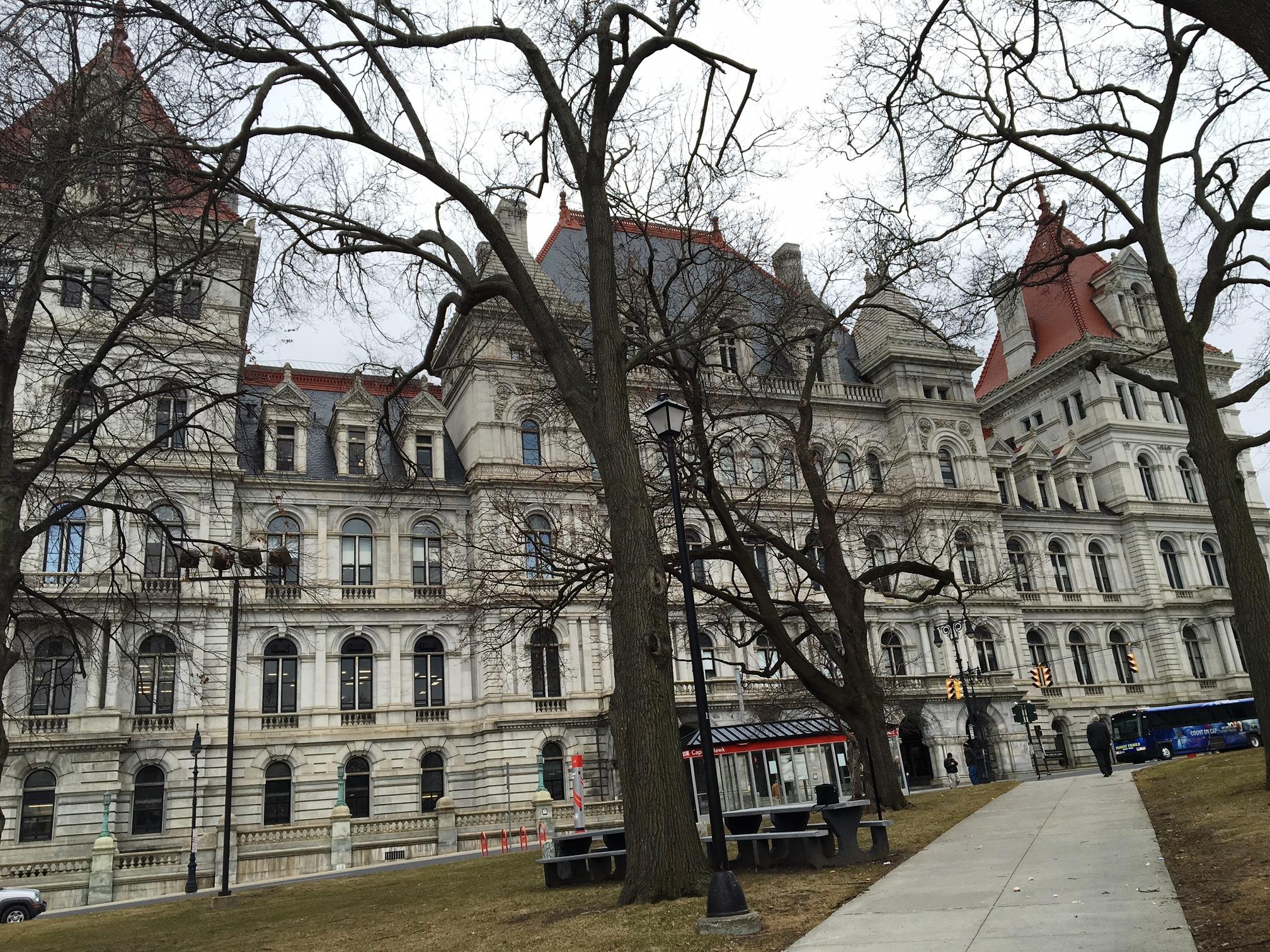 Cuomo Launches Hotline For Relatives of Travelers Coming From Trump's Banned Countries