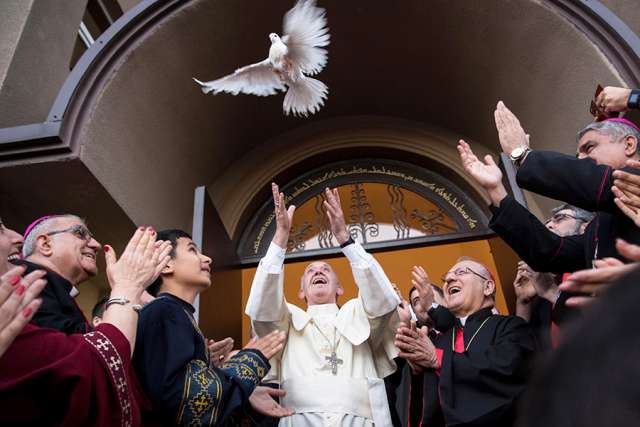 Pope makes surprise visit to Italian earthquake towns
