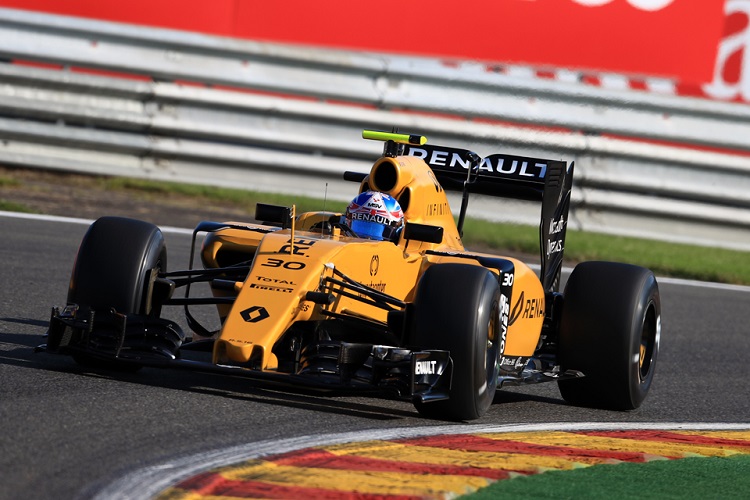 Magnussen limps away from nasty F1 crash
