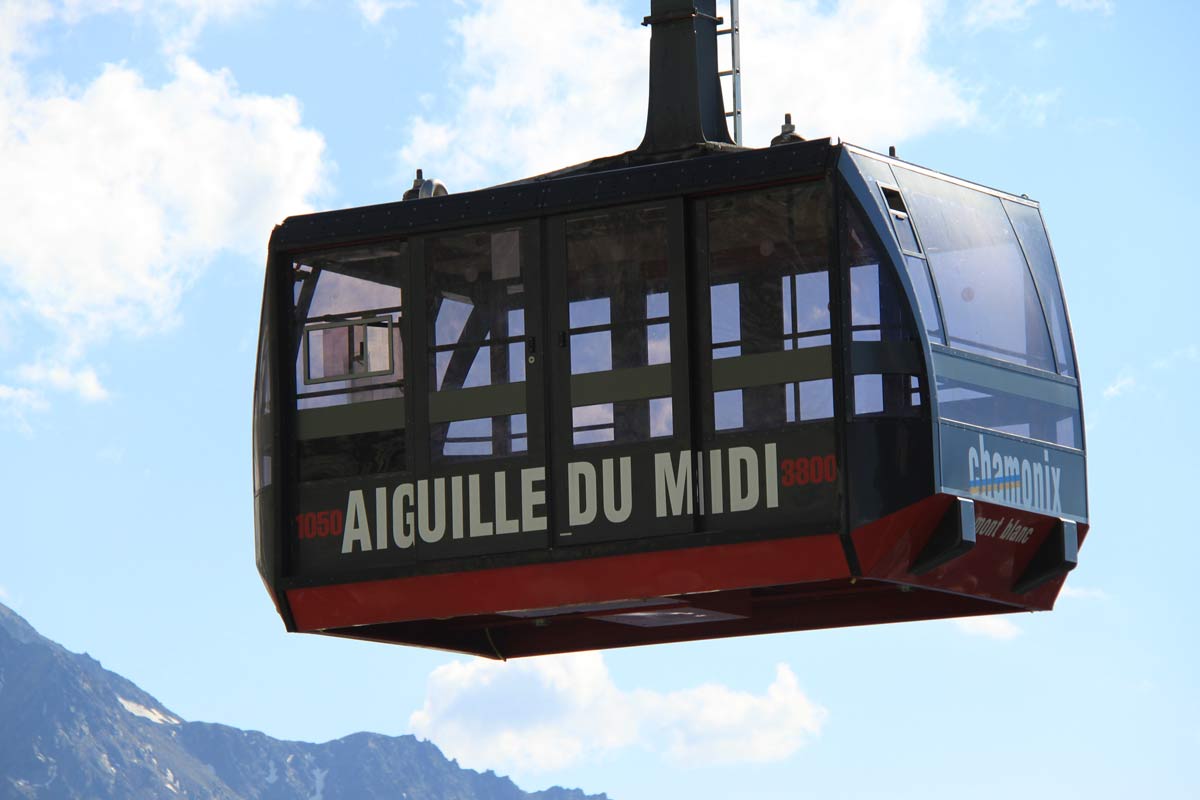 110 people stuck in cable cars at Mont Blanc in Alps
